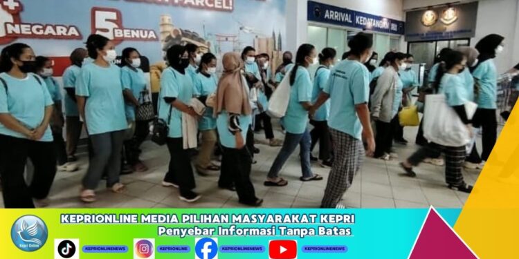 Kawal Hak Pekerja Migran, KJRI Johor Bahru Dampingi Deportasi 114 WNI ke Tanah Air