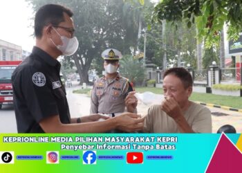 Polisi Bagikan Masker ke Pengguna Jalan, Jumlah Kasus ISPA Naik 38 Persen