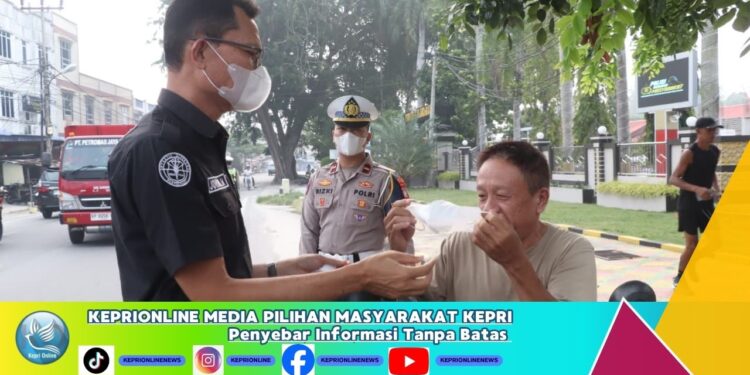 Polisi Bagikan Masker ke Pengguna Jalan, Jumlah Kasus ISPA Naik 38 Persen